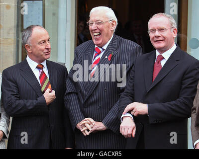 Nella foto da sinistra a destra, il ministro degli Esteri irlandese Dermot Ahern, il primo ministro Ian Paisley e il vice primo ministro Martin McGuinness sono stati illustrati in occasione dell'ultima conferenza ministeriale nord-sud al Ballymascanlon House Hotel, Irlanda. Foto Stock