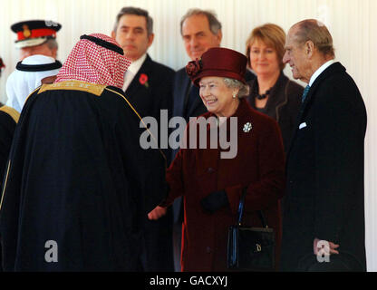 La Regina Elisabetta II della Gran Bretagna saluta il re Abdullah dell'Arabia Saudita, seguito (da sinistra a destra) dal primo ministro Gordon Brown, dal ministro degli Affari Esteri e del Commonwealth Dr. Kim Howells, dal segretario di casa Jacqui Smith e dal duca di Edimburgo durante la cerimonia di benvenuto per il re Abdullah, alla Horse Guards Parade, Londra. Foto Stock