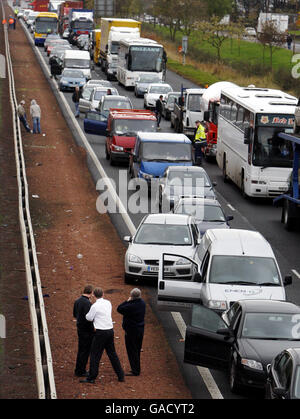 La scena a seguito di un incidente fatale sulla M8 vicino a Livingston, Scozia, in cui un uomo è morto. Foto Stock