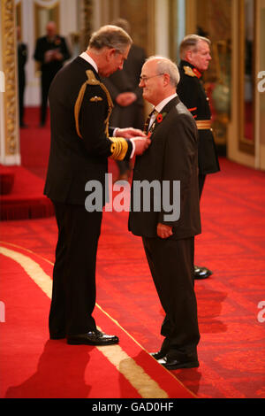 Il sig. Nicholas Johnson di Truro è fatto un MBE dal principe del Galles a Buckingham Palace. Questa foto deve essere accreditata su PA Photos. Foto Stock