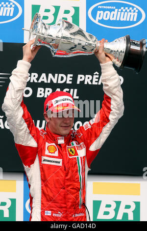 Kimi Raikkonen della Ferrari celebra la vittoria del Gran Premio del Brasile e. Vittoria nel Campionato piloti di F1 Foto Stock