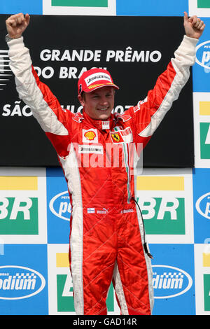 Kimi Raikkonen della Ferrari celebra la vittoria del Gran Premio del Brasile e. Vittoria nel Campionato piloti di F1 Foto Stock