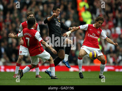 Mathieu Flamini e Tomas ROSICKY di Arsenal si uniscono per affrontare Manchester Cristiano Ronaldo di United Foto Stock