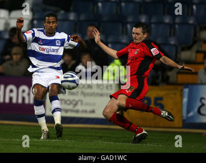 Calcio - Coca-Cola Football League Championship - Queens Park Rangers / Coventry City - Loftus Road. Scott Sinclair di Queens Park Rangers e David McNamee di Coventry City combattono per la palla Foto Stock