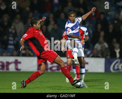 Scott Sinclair del Queens Park Rangers e Marcus Hall di Coventry City combatti per la palla Foto Stock