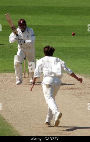 Cricket - Frizzell County Championship - Divisione uno - Surrey / Warwickshire. Mark Ramprakash di Surrey colpisce il passato le mani del bowler di Warwickshire Melvyn Betts sulla sua strada per 210 non fuori. Foto Stock