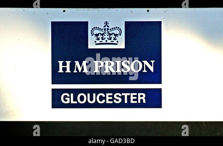 Vista generale del cartello all'esterno dell'HMP Gloucester in Barrack Square, Gloucester. Foto Stock