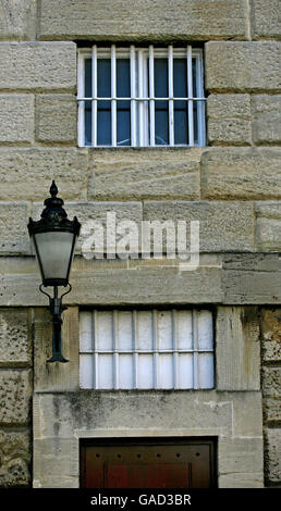 Vista generale delle finestre a HMP Gloucester in Barrack Square, Gloucester. Foto Stock