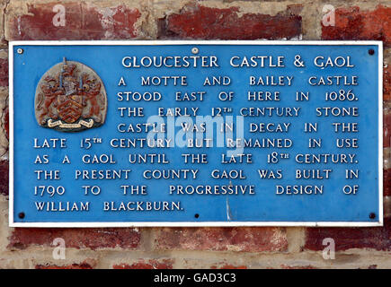 Vista generale di un cartello fuori HMP Gloucester in Barrack Square, Gloucester. Foto Stock