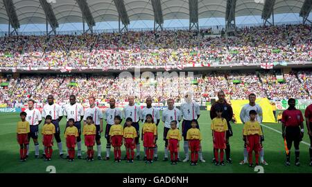 Calcio - Coppa del mondo FIFA 2002 - Quarter Final - Inghilterra / Brasile. La squadra inglese si è allineata per il loro inno nazionale prima della partita con il Brasile allo Shizuoka Stadium Ecopa Foto Stock