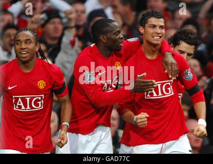 Cristiano Ronaldo (a destra) di Manchester United segna il primo obiettivo del gioco, con il compagno di squadra Louis Saha (al centro). Foto Stock