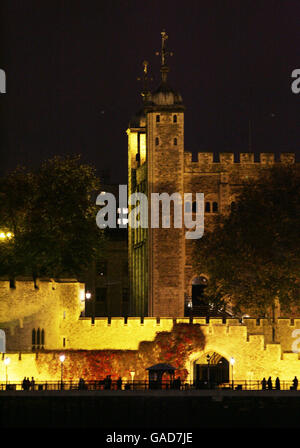 La Torre di Londra va d'oro, per dare il via alle celebrazioni della settimana di apertura per 'Tutankhamon e l'età d'oro dei Faraoni'. Foto Stock