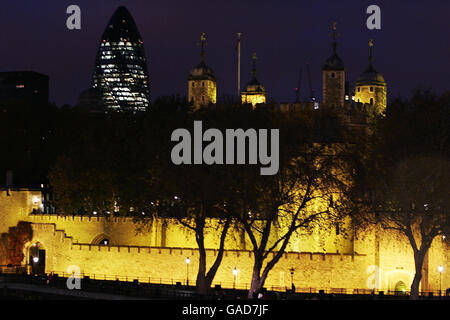 La Torre di Londra va d'oro, per dare il via alle celebrazioni della settimana di apertura per 'Tutankhamon e l'età d'oro dei Faraoni'. Foto Stock