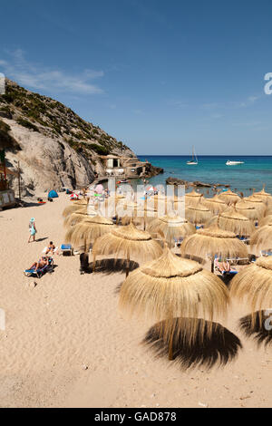 Ombrelloni sulla Cala Sant Vincenc beach, costa nord, Mallorca ( ) di Maiorca, isole Baleari, Spagna, Europa Foto Stock