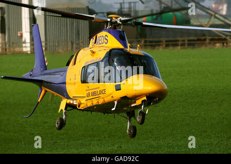 Warwickshire e Northamptonshire Air Ambulance prendono il via dalla scena del fuoco di magazzino di Atherstone dove 4 vigili del fuoco sono morti il 3 novembre 2007. Immagine David Jones/PA Foto Stock
