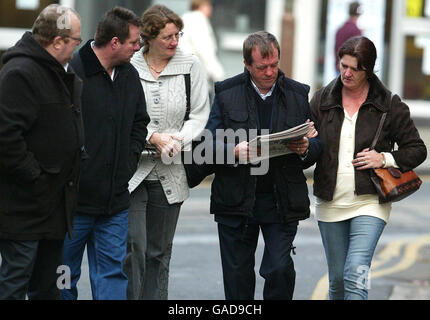 Il padre di Vicky Hamilton Michael Hamilton (secondo da destra) riporta un giornale che riporta la scoperta del corpo di sua figlia, mentre cammina con i membri della famiglia al di fuori di Linlithgow Sheriff Court in West Lothian, dove Peter Tobin è stato accusato dell'assassinio di Vicky Hamilton (da sinistra a destra: Gli zii di Vicky Eric, e Peter, sua zia Linda, suo padre Michael Hamilton, e sua moglie Christine). Foto Stock