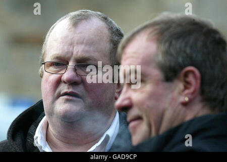 Michael Hamilton, padre di Vicky Hamilton (a destra), si erge con lo zio di Vicky Eric (a sinistra) fuori dalla Linlithgow Sheriff Court a West Lothian, dove Peter Tobin fu oggi accusato dell'assassinio di Vicky Hamilton. Foto Stock