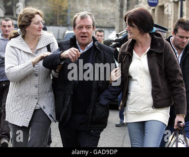 Il padre di Vicky Hamilton, Michael Hamilton (centro), cammina con la moglie Christine (a destra) e la zia di Vicky Linda (a sinistra) fuori dal Linlithgow Sheriff Court a West Lothian, dove Peter Tobin è stato oggi accusato dell'assassinio di Vicky Hamilton. Foto Stock