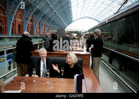 Una vista generale del nuovo champagne bar presso il terminal Eurostar alla stazione di St Pancras. PREMERE ASSOCIAZIONE foto. Data immagine: Mercoledì 14 novembre 2007. Londra si avvicinerà oggi all'Europa continentale quando la compagnia ferroviaria Eurostar del tunnel sotto la Manica avvierà più rapidamente che mai i servizi per Parigi e Bruxelles da un nuovo terminal internazionale. Vedi PA storia FERROVIA Eurostar. Il credito fotografico dovrebbe essere: Andrew Parsons/PA Wire Foto Stock