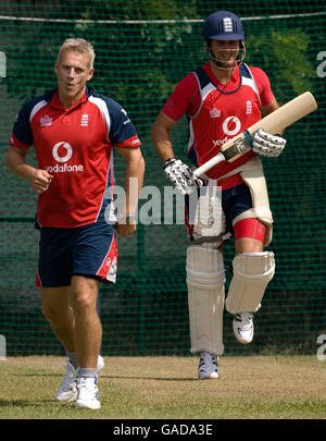 Cricket - Inghilterra reti sessione - Nondescripts Cricket Club Foto Stock