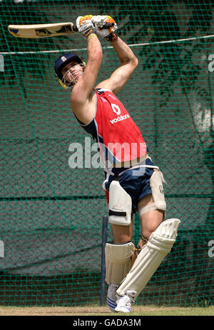 Cricket - sessione Nets Inghilterra - Nondescripts Cricket Club. Il Kevin Pietersen inglese si schiaccia durante una sessione di pratica di reti al Nondescripts Cricket Club, Colombo, Sri Lanka. Foto Stock