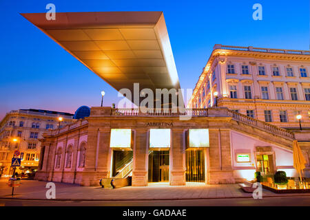 Il museo Albertina di notte a Vienna Foto Stock