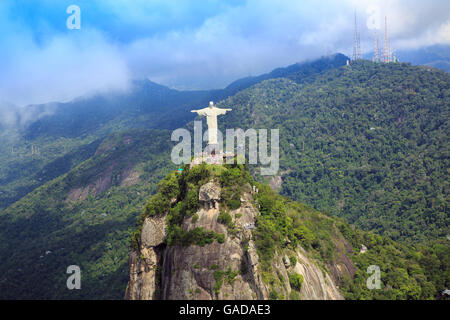 Vista della statua del Cristo nel Parco Nazionale della Tijuca, sul monte Corcovado, Rio de Janeiro, Brasile Foto Stock