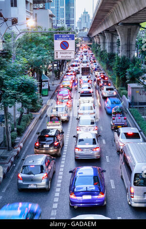 Il traffico sulla Strada di Sukhumvit Road di Bangkok Foto Stock