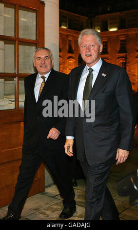 Taoiseach Bertie Ahern con l'ex presidente degli Stati Uniti Bill Clinton presso gli edifici governativi di Dublino, durante la sua visita di raccolta fondi di tre giorni in Irlanda per contribuire a raccogliere fondi per la corsa presidenziale elettorale di Hillary Clinton. Foto Stock