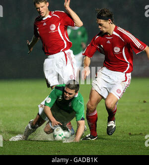 David Healy, in Irlanda del Nord, è stato messo in secondo piano dalla Danimarca Chris Sorensen (a sinistra) e Peter Kroldrup durante la partita di qualificazione del Campionato europeo UEFA 2008 del Gruppo F al Windsor Park di Belfast. Foto Stock