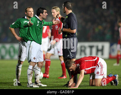 Il Keith Gillespie dell'Irlanda del Nord è prenotato dall'arbitro Pieter Vink durante la partita di qualificazione del Campionato europeo UEFA 2008 Group F al Windsor Park di Belfast. Foto Stock