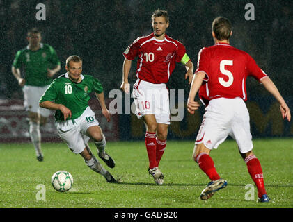 La Warren Feeney dell'Irlanda del Nord batte con la Danimarca Martin Jorgensen (al centro) e Chris Sorensen (a destra) durante la partita di qualificazione del Gruppo F del Campionato europeo UEFA 2008 a Windsor Park, Belfast. Foto Stock