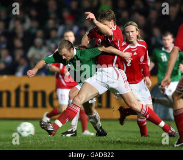 La Warren Feeney dell'Irlanda del Nord batte con la Danimarca Martin Laursen durante la partita di qualificazione del Gruppo F del Campionato europeo UEFA 2008 a Windsor Park, Belfast. Foto Stock