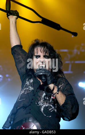 Alice Cooper in concerto alla Wembley Arena di Londra. Alice Cooper suona alla Wembley Arena di Londra. Foto Stock