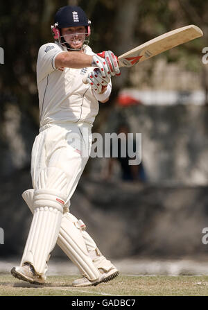 L'inglese Ian Bell gioca un colpo durante la partita del tour al Colombo Cricket Club, Colombo, Sri Lanka. Foto Stock