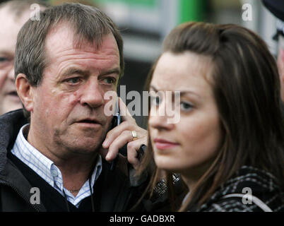 Michael Hamilton padre di Vicky Hamilton con la mezza sorella di Vicky Hamilton Nicole (a destra) dopo aver parlato con i media fuori da Linlithgow Sherriff Court. Foto Stock