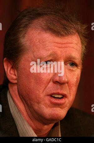 L'ex allenatore di calcio inglese Steve McClaren risponde alle domande dei media durante una conferenza stampa al Sopwell House Hotel, St Albans. Foto Stock