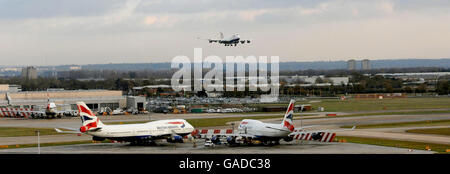 Un British Airways aereo atterra all'aeroporto di Heathrow, West London. Foto Stock