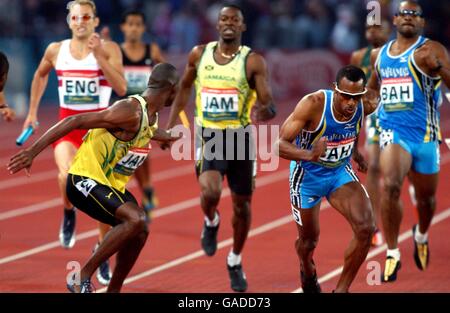 Commonwealth Games - Manchester 2002 - Atletica - Mens 4 x 400m Final. Cambio Baton nella finale 4 x 400 Foto Stock