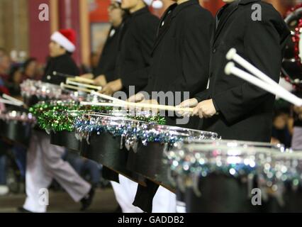 Hollywood Holiday Parade - Los Angeles. La Knight High School Band partecipa all'Hollywood Holiday Parade di Los Angeles. Foto Stock