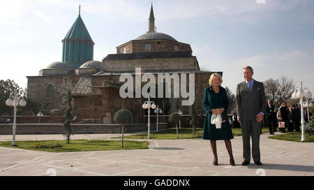 Il Principe di Galles e la Duchessa di Cornovaglia sono raffigurati all'esterno del Museo Mevlana di Konya, Turchia. Foto Stock