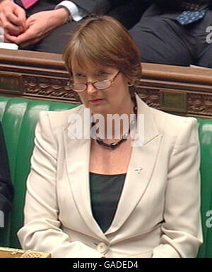 Il leader della Camera dei Comuni Harriet Harman guarda come Theresa May, leader di Shadow Commons, parla alla Camera dei Comuni di Londra. Foto Stock