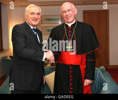 Taoiseach Bertie Ahern ha raffigurato con il nuovo Cardinale Sean Brady dopo il suo arrivo all'aeroporto di Dublino. Foto Stock