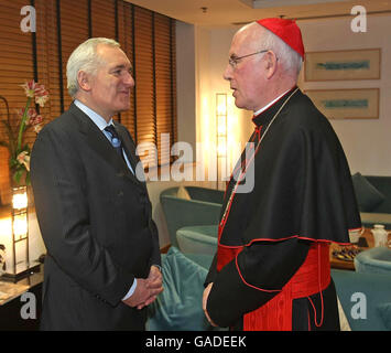 Taoiseach Bertie Ahern ha raffigurato con il nuovo Cardinale Sean Brady dopo il suo arrivo all'aeroporto di Dublino. Foto Stock