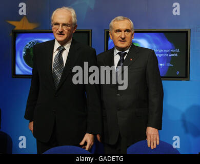 Taoiseach Bertie Ahern (destra) e il Ministro dell'ambiente John Gormley hanno illustrato il lancio del piano d'azione irlandese sul cambiamento climatico, negli edifici governativi di Dublino. Foto Stock