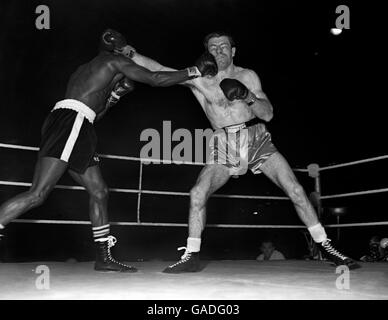 Azione del World Welterweight Championship lotta tra Emile Griffith delle Isole Vergini statunitensi e Brian Curvis del Galles, a Wembley. Curvis doveva perdere la lotta sui punti. Foto Stock