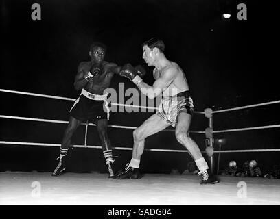 Azione del World Welterweight Championship lotta tra Emile Griffith delle Isole Vergini statunitensi e Brian Curvis del Galles, a Wembley. Curvis doveva perdere la lotta sui punti. Foto Stock