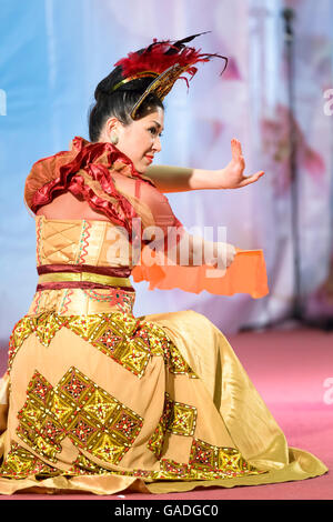 In occasione della fiera Festival dell'est di Bologna, donna in esecuzione uno spettacolo di danza indonesiana con ventola Foto Stock