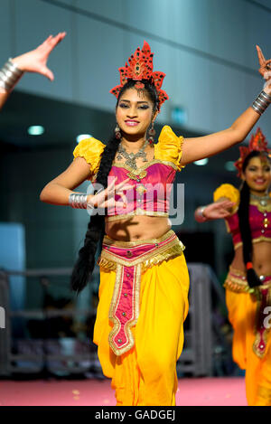 In occasione della fiera Festival dell'est di Bologna, donna del Bangladesh danza una danza tipica del Bangladesh in costume tipico Foto Stock