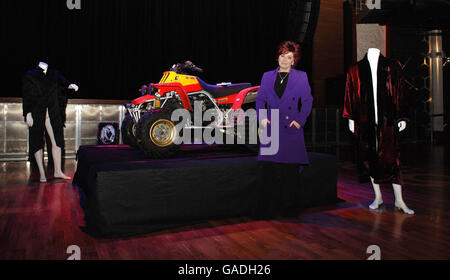 Sharon Osbourne accanto al suo marito Ozzy's Quad Bike (su cui ha avuto il suo incidente pericoloso per la vita), e altri vestiti e cimeli in vista di un'asta di due giorni (che si terrà presso Gibson Guitar Showroom, Beverly Hills, CA il venerdì e sabato, 30 novembre e 1 dicembre) di arte, Cimeli e arredi delle case di Osbourne a Beverly Hills, Malibu e nel Regno Unito all'Indigo2, all'Arena 02, Millennium Way, Greenwich, SE10 a Londra. Foto Stock